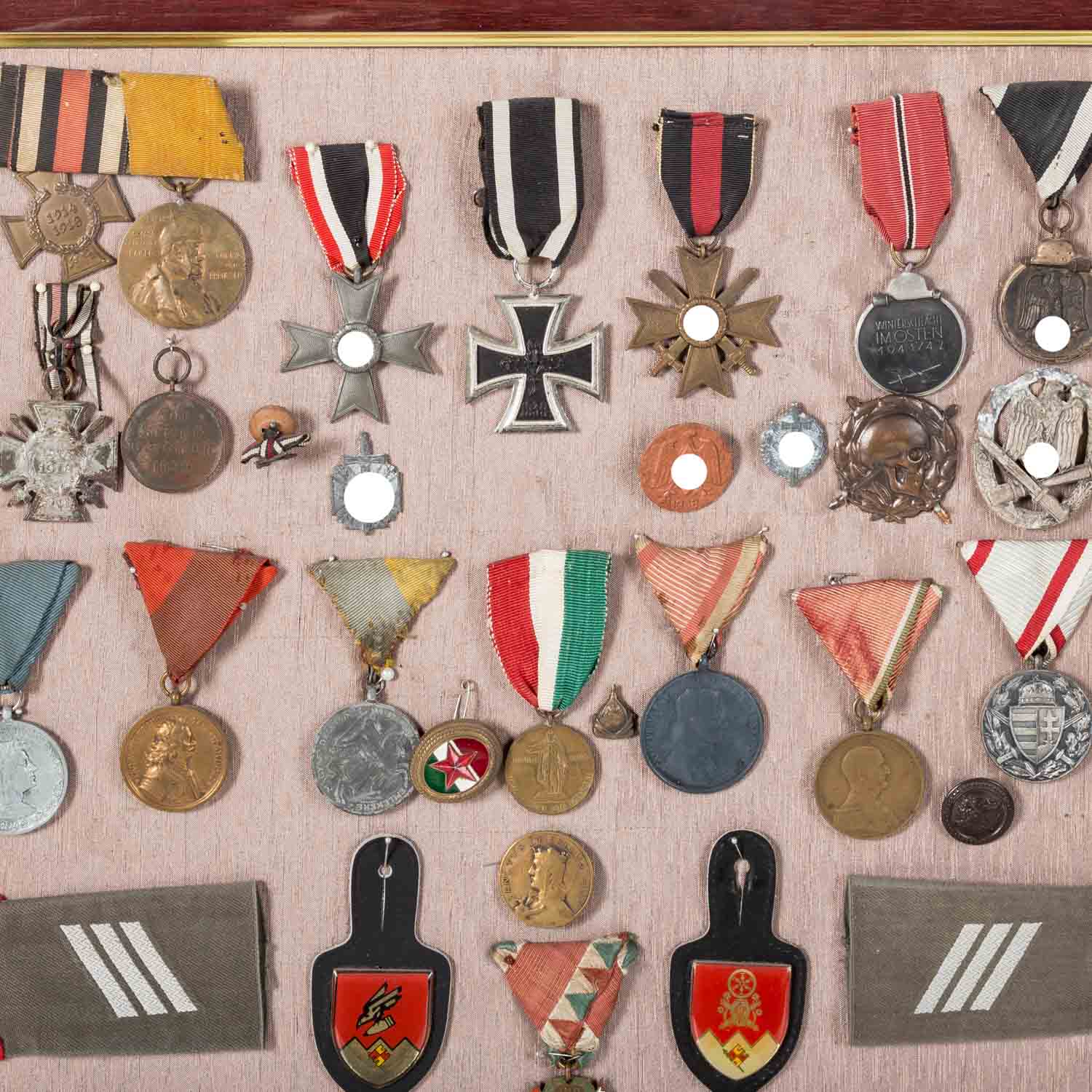Deutsches Reich 1933-1945 - Pinnwand mit diversen Orden
