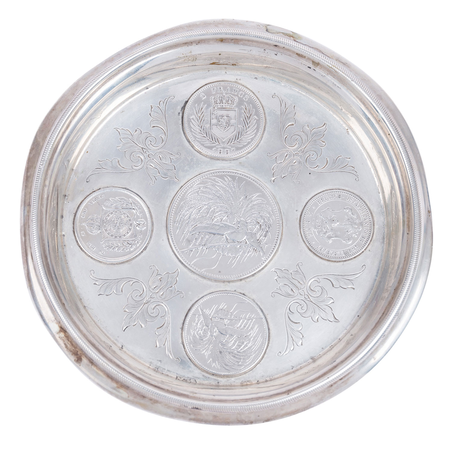 Historischer Flaschenteller mit 5 Münzen aus Silber, um 1900