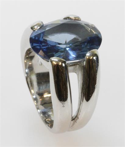 Moderner Silberring mit blauem Stein.Ringweite 54.