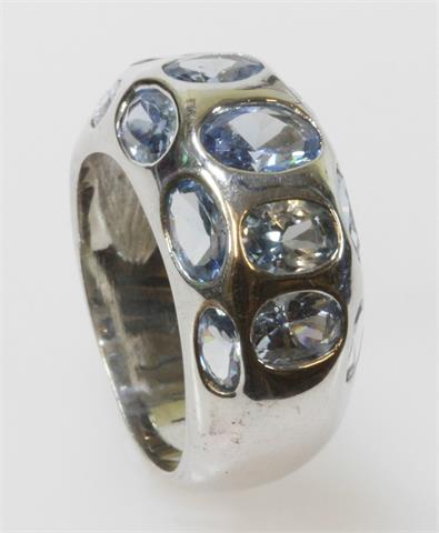 Moderner Silberring mit blauen Steinen.Ringweite 55.