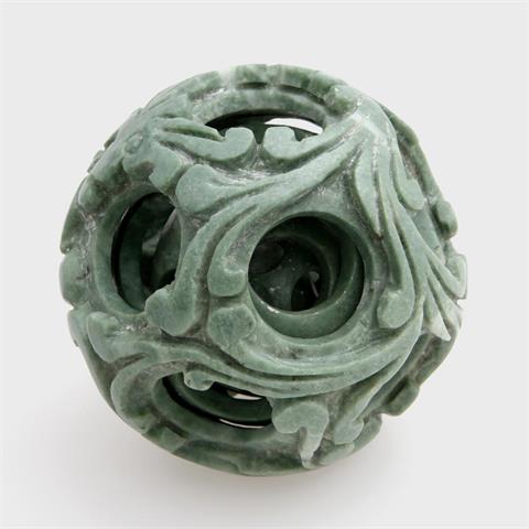 Zauberkugel aus grünem Stein, CHINA, 20. Jh.