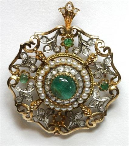 Brosche, antik, besetzt m. einer Perle, Smaragden u. Diamanten.