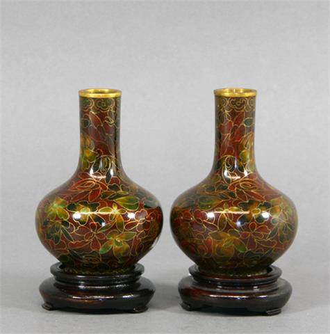 Paar kleine Cloisonné-Vasen,