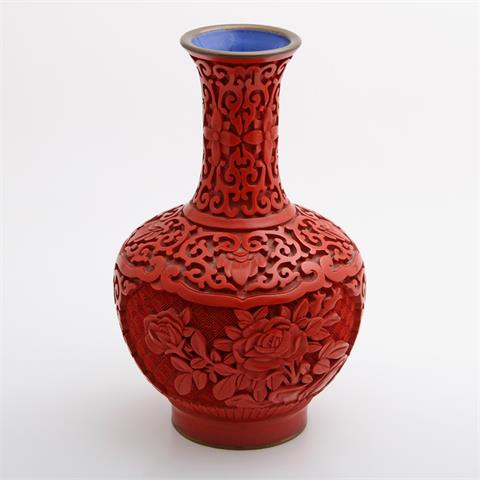 CHINA Vase aus Rotlack,