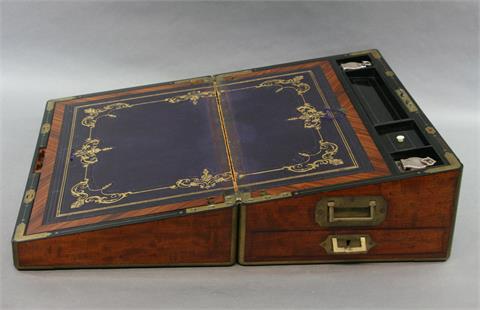 Schreibschatulle, England um 1850, Mahagoni mit Messingeinlagen.