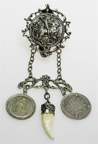 Anhänger/Einhänger "Trachtenschmuck", besetzt m. einem Wildzahn sowie zwei Münzen