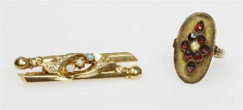 Konvolut: Ein Damenring, antik, Granate/Perle, GG 14K, Größe ca. 50.