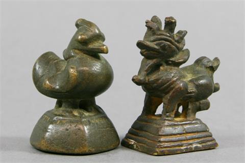 2 Opiumgewichte aus Bronze, CHINA, 19. Jh.