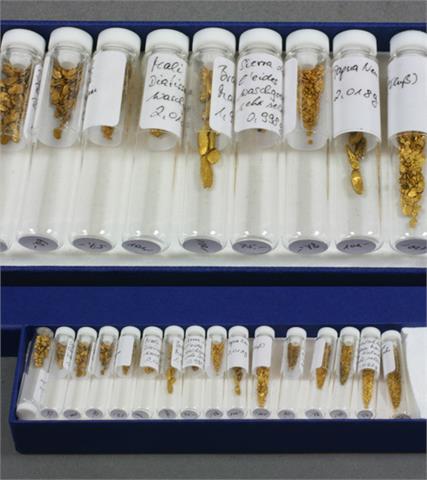 Kollektion von diversen Goldflitter in Röhrchen.