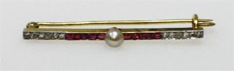 Brosche, antik, besetzt m. einer Orient-Perle sowie kleinen Rubinen