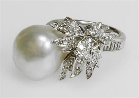 Damenring, besetzt mit 1 Südsee- Perle und Achtkant- Diamanten.