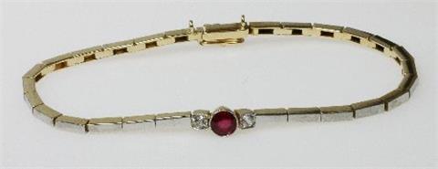 Armband, antik, im Mittelteil besetzt m. einem Rubin sowie zwei Altschliff-Diamanten zus. ca. 0,16ct.