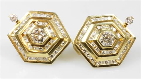 Paar Clip-Ohrstecker mit Diam.-Brillanten (Mittelstein je ca. 0,58ct W/vsi) sowie kleinen Achtkant-Diamanten.