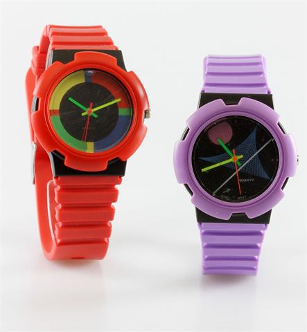 Konvolut: Zwei Armbanduhren, Kunststoff/Edelstahl, "bunt".