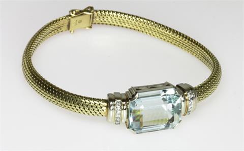 Armband, mittig besetzt mit einem Aquamarin und  Achtkant- Diamanten.