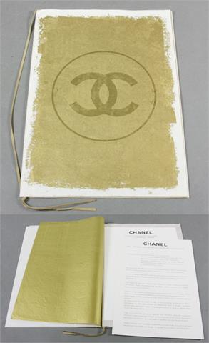 CHANEL Original-Einladungsmappe Defilée Kollektion Haute Couture 1998/99, 30x21 cm.