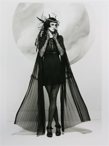 KARL LAGERFELD FÜR CHANEL, Haute-Couture-Kollektion 1994: Mode-Fotografie "Robe en Mousseline noir", 23,9x17,7 cm.
