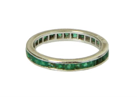 Memoire-Ring, rundum bes. m. Smaragd-Carées.