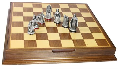 Kreuzritter-Schachspiel aus Zinn