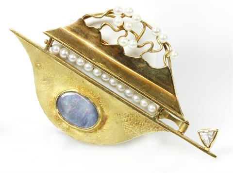 Brosche, besetzt mit einem Opal, einem Diamant- Dreieck und kleinen Zuchtperlen.