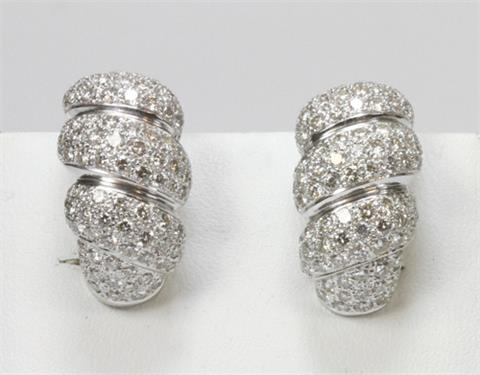 Ohrclips (Paar), besetzt mit Diamant- Brillanten zus. ca. 3,58 cts, W/ VSI- SI.