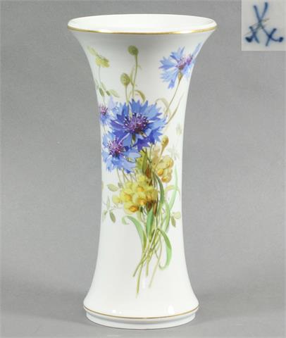 MEISSEN II. Wahl, trompetenförmige Vase, glasiertes Porzellan, Knaufschwertermarke.