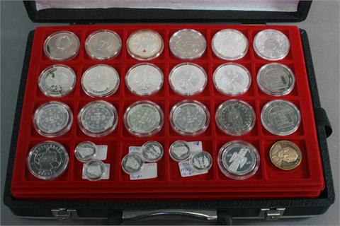 Alle Welt / Silber - Sammlung im Münzkoffer, u.a. mit vielen Silbermünzen /-Medaillen.