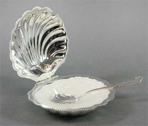 Zuckerdose in Form einer Muschel mit Glaseinsatz und Löffel, England 20. Jh.