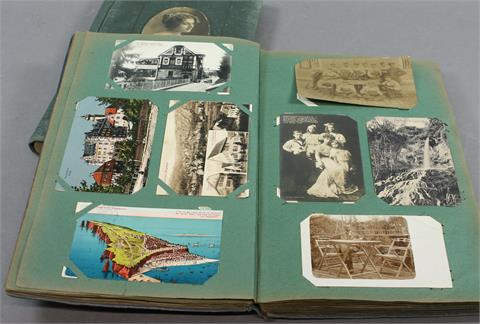 2 historische Fotoalben mit Kriegspostkarten und Fotos,