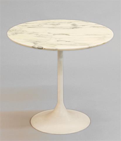 Beistelltisch, Marmorplatte auf Metallfuß, wohl sogenannter 'Tulpen-Tisch' nach einem Entwurf von Eero Saarinen, 1960/70er