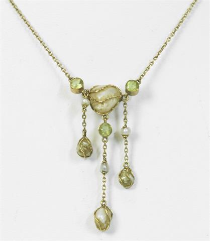 Collier, besetzt mit Perlen und grünen Steinen.