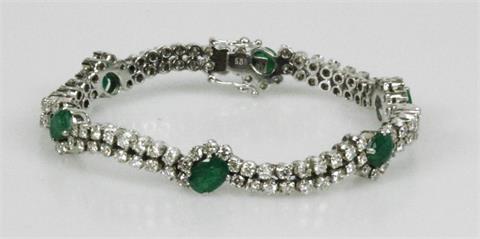 Armband, besetzt mit sechs Smaragden (zus. ca. 6,0ct.) und Diam.-Brill. (zus. ca. 6,7ct.),