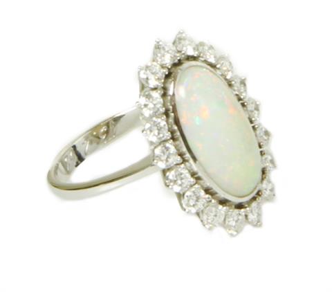 Damenring m. einem ovalen Opal in schöner Qualität, umrahmt von 18 Diam.-Brillanten