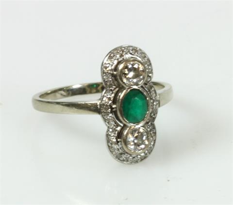 Damenring, bes. mit einem Smaragd sowie zwei Altschliff-Diamanten zus. ca. 0,20ct