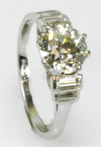 Damenring m. einem Altschliff-Diamant ca. 1,5cts getönt/vsi sowie vier Baguette-Diamanten.
