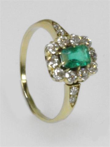 Damenring, bes. mit einem Smaragd (best.) sowie kleinen Achtkant-Diamanten