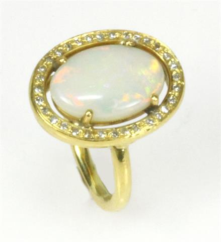 Damenring besetzt mit einem Opal und kleinen Achtkant- Diamanten.