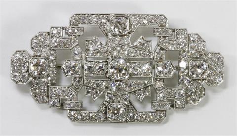 Feine Brosche, vermtl. 1920/30er Jahre, besetzt m. 131 Diamanten in versch. Schliffformen zus. ca.  8,38cts