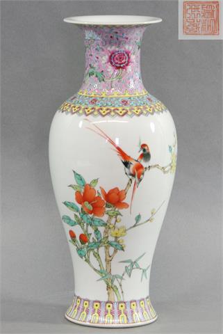 Vase, glasiertes und polychrom staffiertes Porzellan, Asien 20. Jh.
