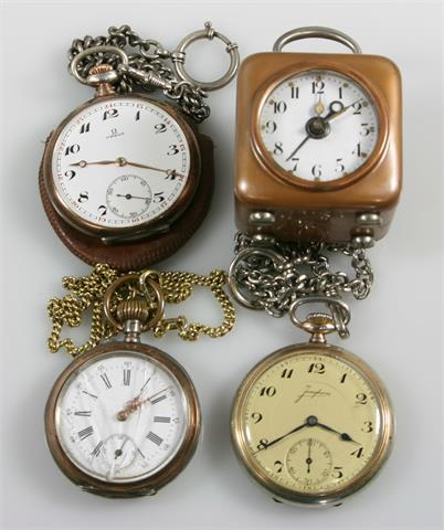 Konvolut: 3 Taschenuhren mit Uhrenketten, 1 Reisewecker.