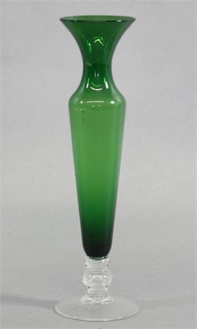 Kleine Vase, Transparentglas mit grünem Überfang, 20./21. Jh.