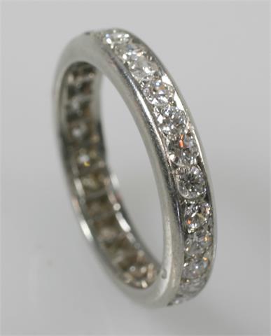 Memoire Ring besetzt mit 28 Diamanten.