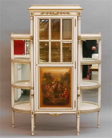 Vitrine im Louis-Seize-Stil mit Malerei im Vernis-Martin-Stil, um 1900, Holz weiß und partiell goldfarben gefaßt.
