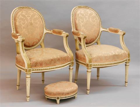 2 Fauteuils mit 1 Fußschemel im Louis-Seize-Stil, um 1900, Holz weiß und partiell goldfarben gefaßt.