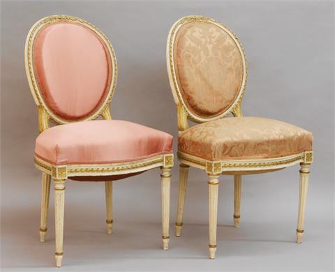 2 Stühle im Louis-Seize-Stil, um 1900, Holzrahmen weiß und partiell goldfarben gefaßt.