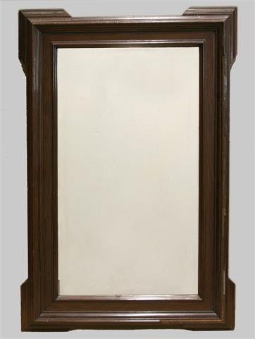 Wandspiegel, facettiertes Glas, geohrter Rahmen, um 1900.