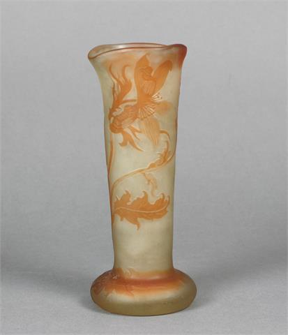 Kleine Blumenvase, bez. 'Galle', zweischichtiges Kameenglas, wohl Frankreich um 1910.