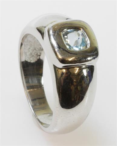 Moderner Silberring mit blauem Stein.Ringweite 57.