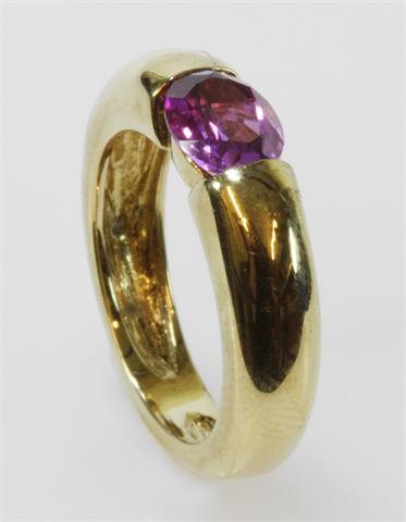 Moderner Ring. Silber vergoldet mit rosefarbenem  Stein.Ringweite 52.
