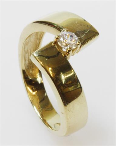 Silberring vergoldet ausgefasst mit einem weißen Stein.Ringweite 57.